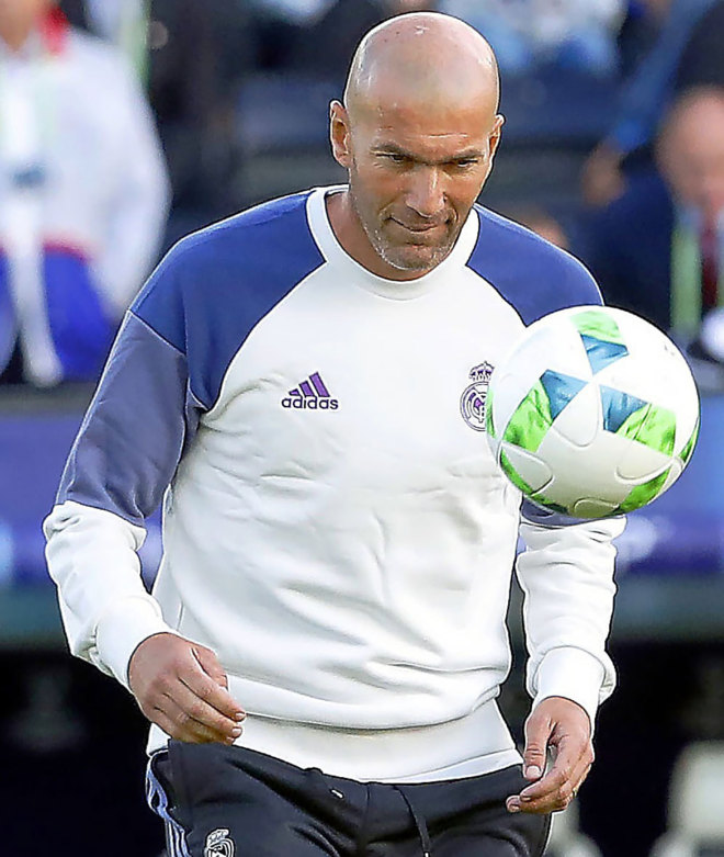 Zidane juguetea con el baln durante un entrenamiento