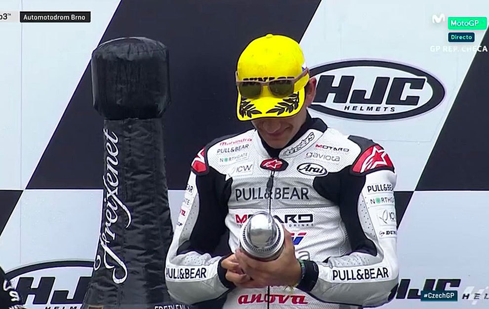 Jorge Martn observa y trofeo en el podio de Brno.