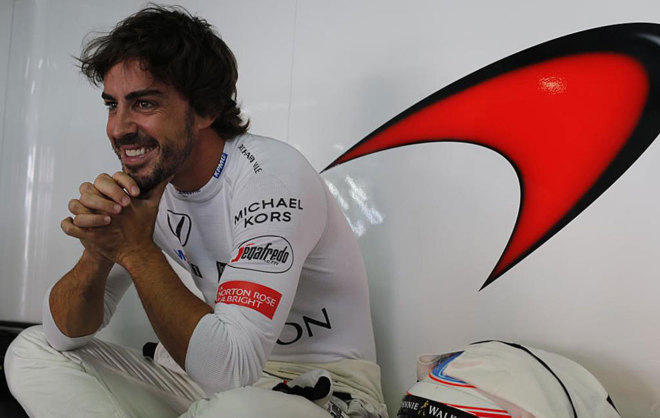 Fernando Alonso, en el box de McLaren Honda del Gran Premio de...