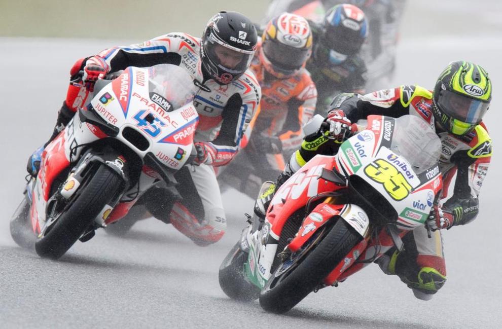 Cal Crutchlow lidera la carrera de MotoGP en Brno.