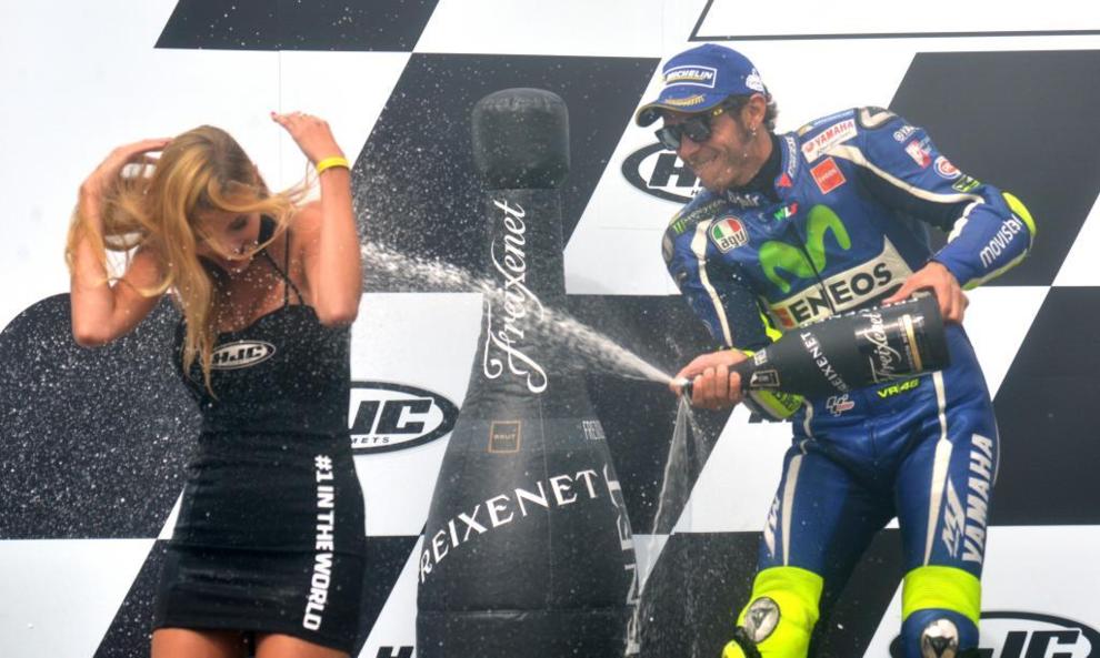 Valentino Rossi celebra su segundo puesto en Brno con champn.