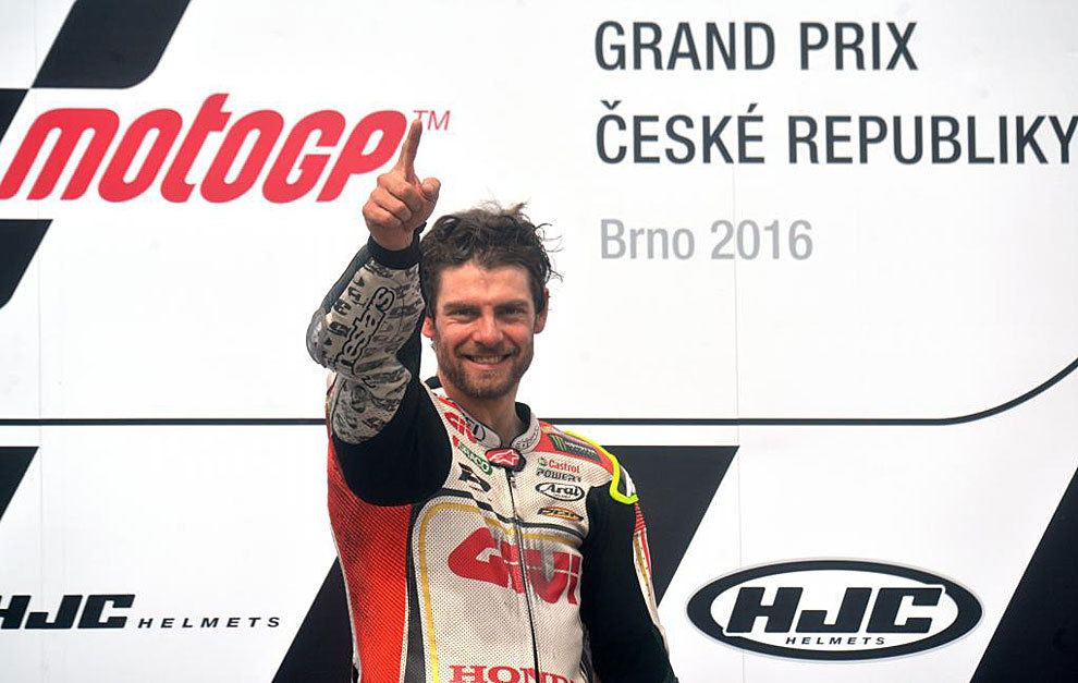 Crutchlow celebra su victoria en el podio de Brno.