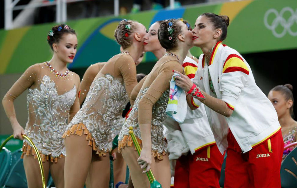 Las integrantes del equipo espaol saludan a las del equipo ruso.