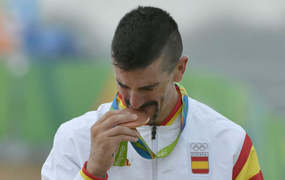 Carlos Coloma besa la medalla de bronce conquistada en Ro.