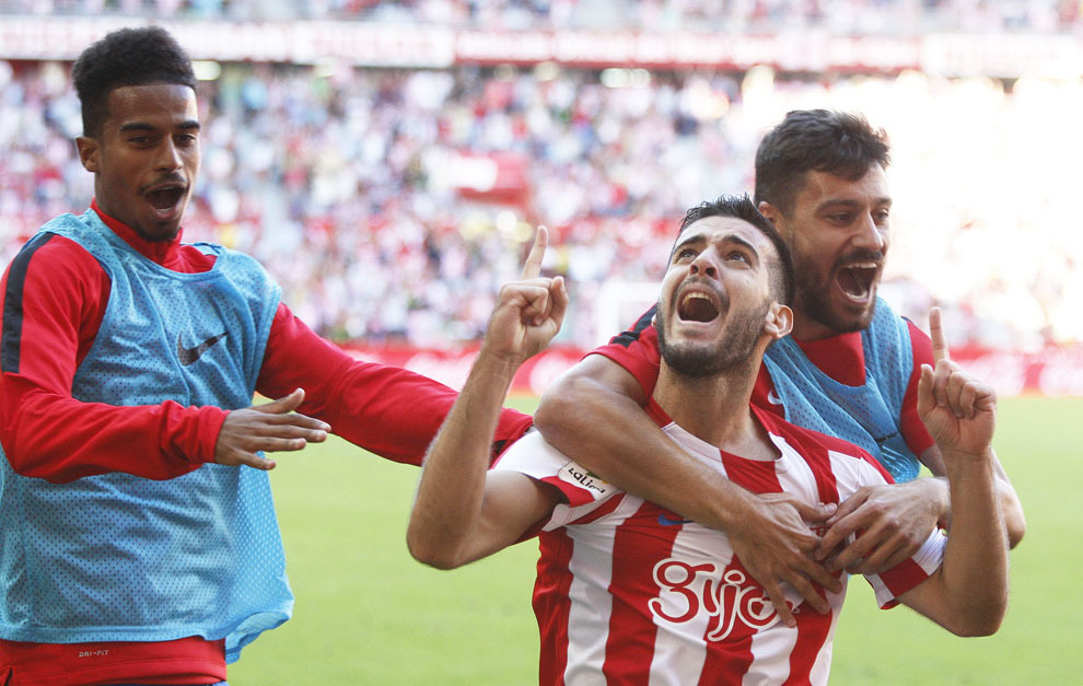 Afif, Y Canella felicitan a Vctor Rodrguez  tras marcar el gol de...