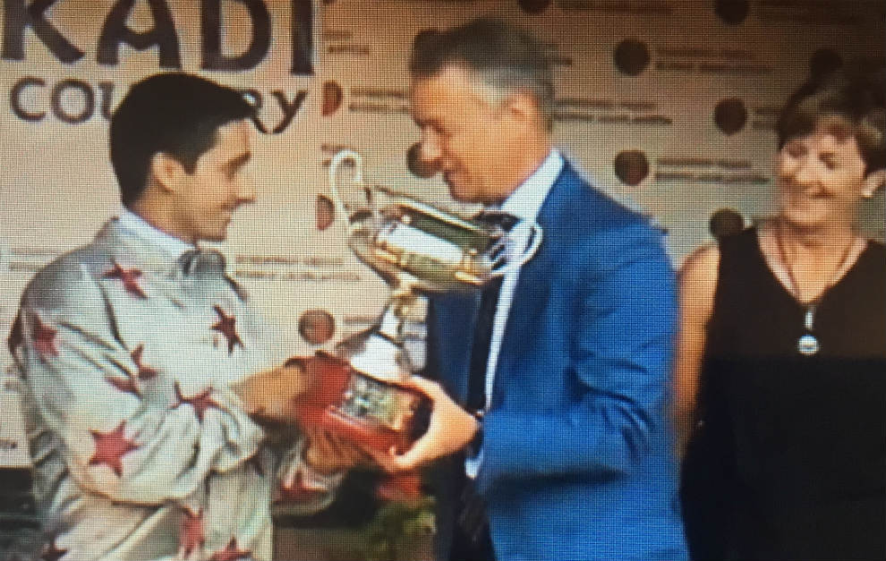 El lehendaki Urkullu entrega el trofeo a Roberto C. Montenegro, jockey...