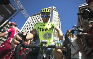 Alberto Contador esperando la salida de las segunda etapa de la...