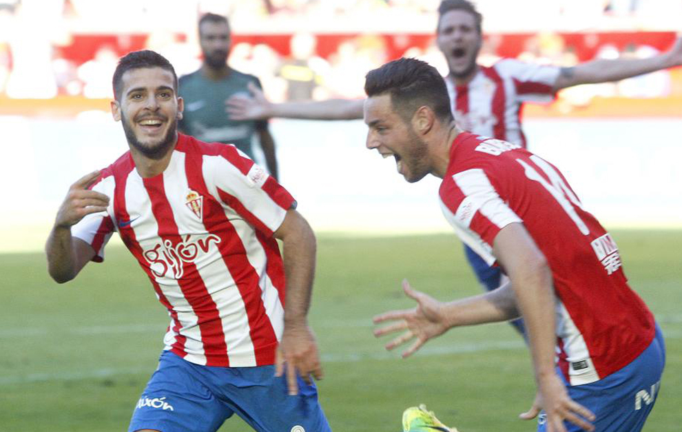 Burgui y Vctor Rodrguez celebran un gol
