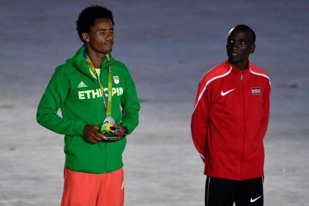Feyisa Lilesa y Eliud Kichoge reciben sus medallas en maratn. Lilesa...
