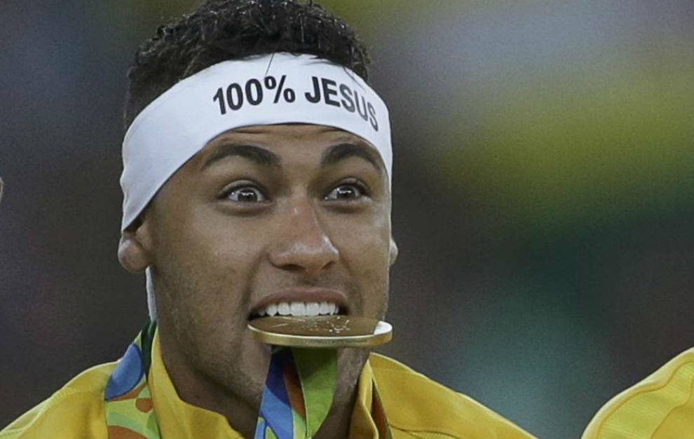 Neymar muerde la medalla de oro