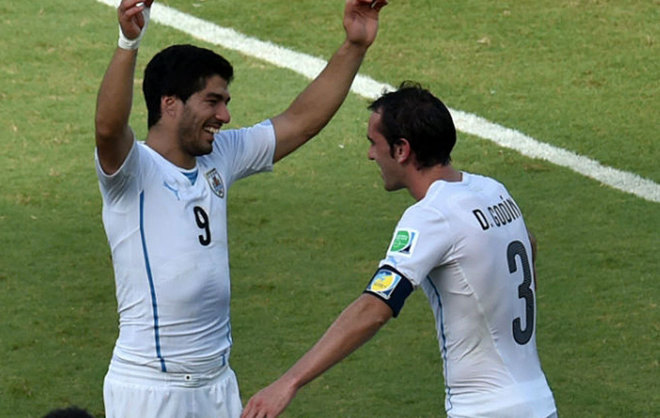Luis Surez y Godn celebran un gol con la camiseta de Uruguay.