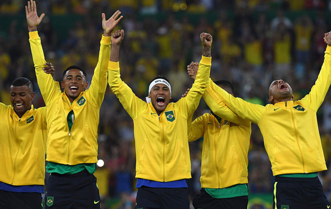 Neymar, en el centro, celebra el ttulo de Brasil en los JJ.OO.