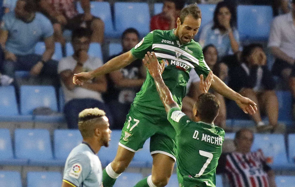 Víctor Díaz celebra su gol en Balaídos