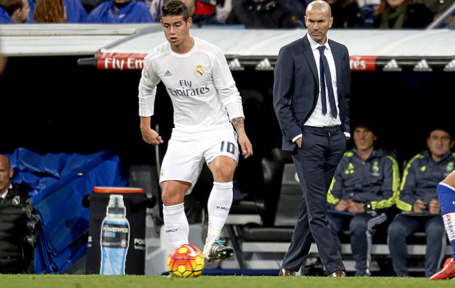 James controla el balón ante la mirada de Zidane.