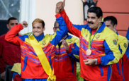 Maduro junto al boxeador  Yoel Segundo Finol, medalla de bronce. Afp