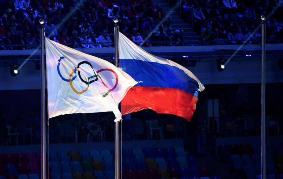 Las banderas rusa y olmpica ondean en la clausura