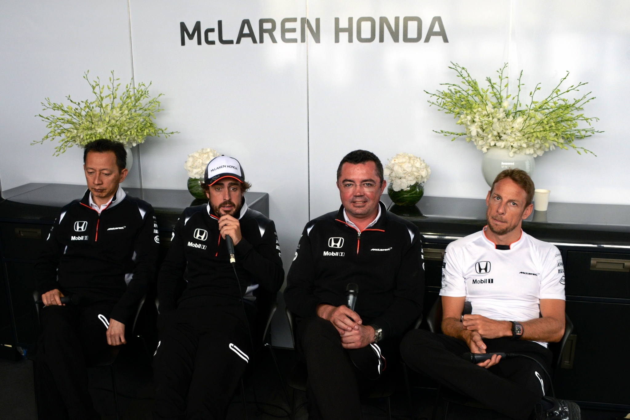 Hasegawa, Alonso, Boullier y Button durante el GP de Canad