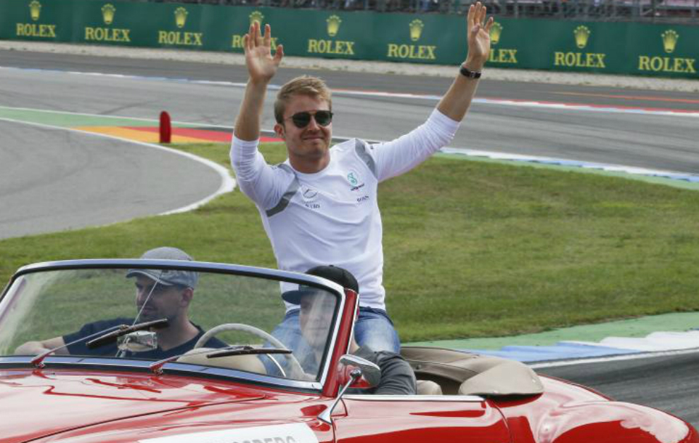 Rosberg saluda durante el &apos;drivers parade&apos; en Alemania