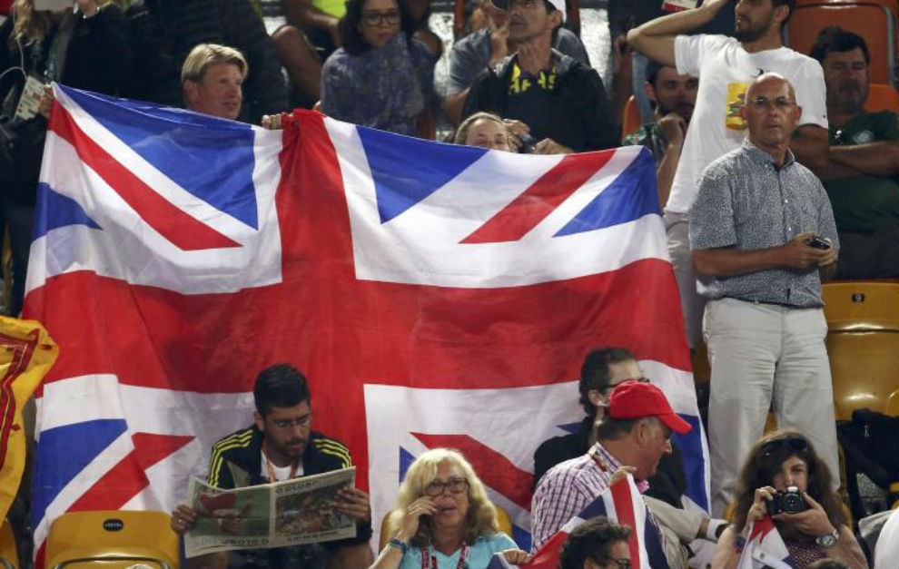 Un grupo de aficionados despliega una bandera britnica en Rio