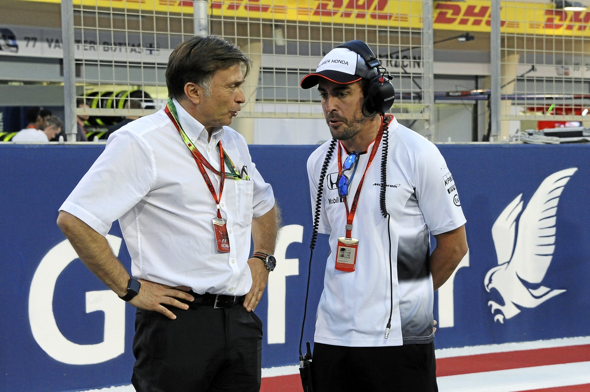 Capito y Fernando Alonso durante el GP de Bahrin