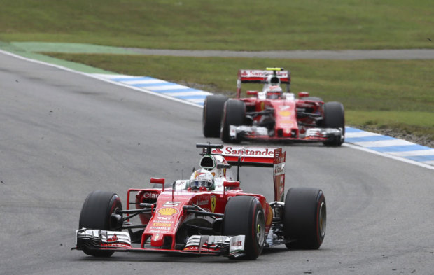Vettel y Raikkonen, durante el GP de Alemania