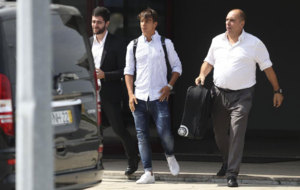 Oliver Torres, a su llegada al aeropuerto de Oporto