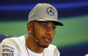 Hamilton durante la conferencia de prensa de la FIA en Spa