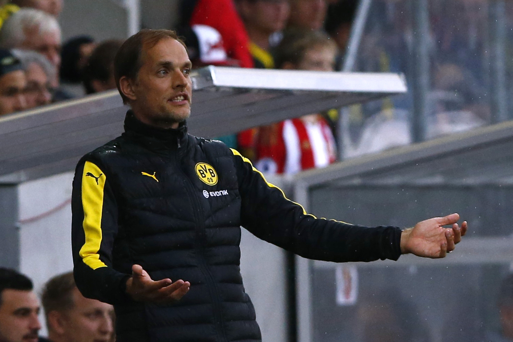 Thomas Tuchel dirigiendo el encuentro entre el Dortmund y el...