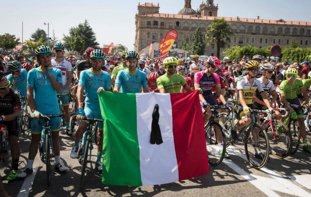 Homenaje de los ciclistas italianos para las victimas del terremoto en...