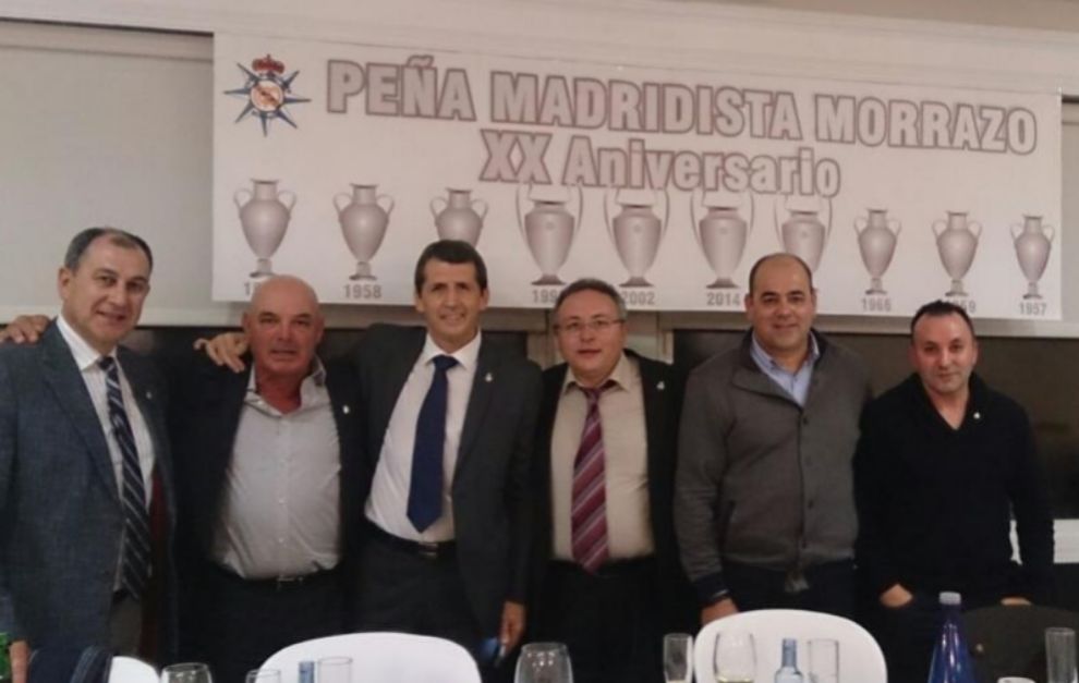 Miembros de la pea celebrando su 20 aniversario junto a Pepe...
