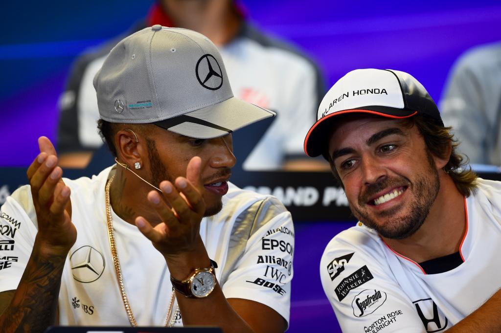 Hamilton y Alonso bromean durante la rueda de prensa previa al GP de...