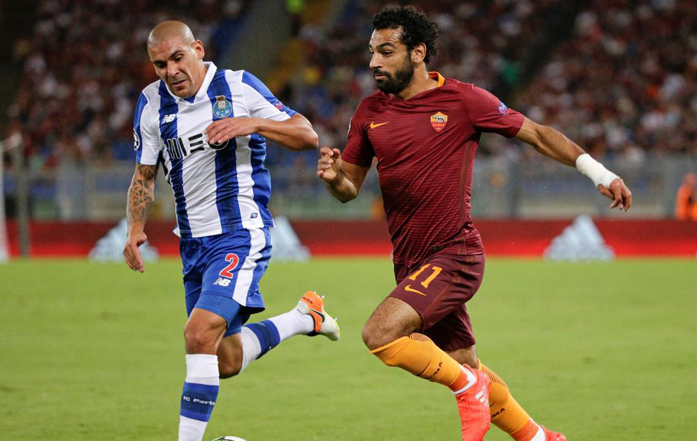 Maxi Pereira en una pugna con Mohamed Salah