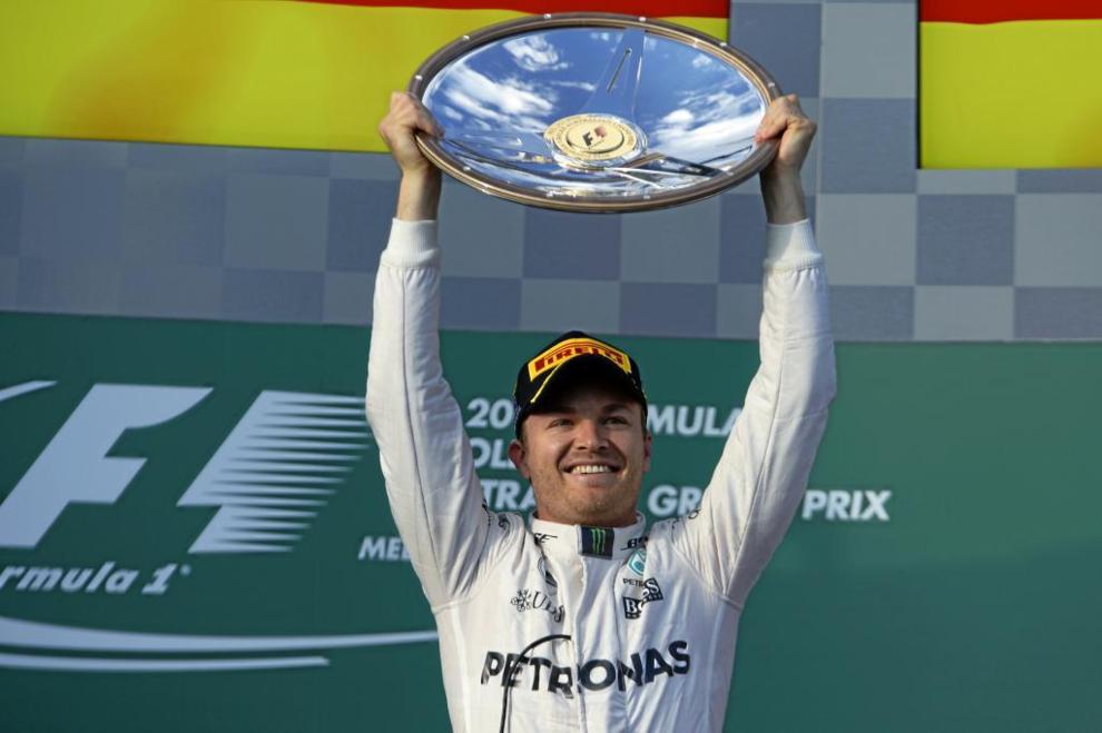 Rosberg levant el trofeo en el GP de Australia