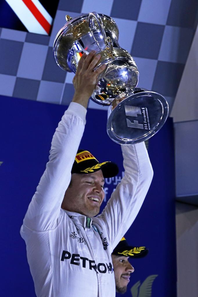El trofeo de Bahrin, tambin levantado por Nico Rosberg en 2016