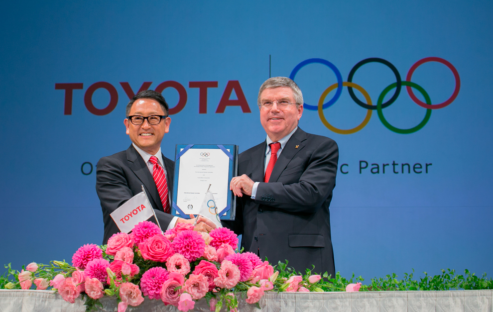 Akio Toyoda y el presidente del COI, Thomas Bach