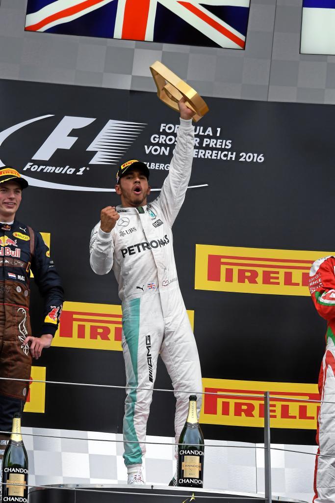 Lewis Hamilton, alzando su trofeo en Austria