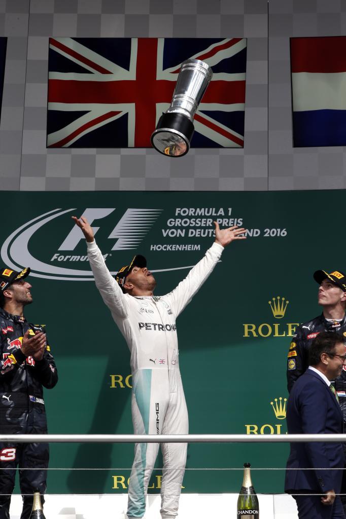 Hamilton lanzando su trofeo en el podio de Alemania 2016