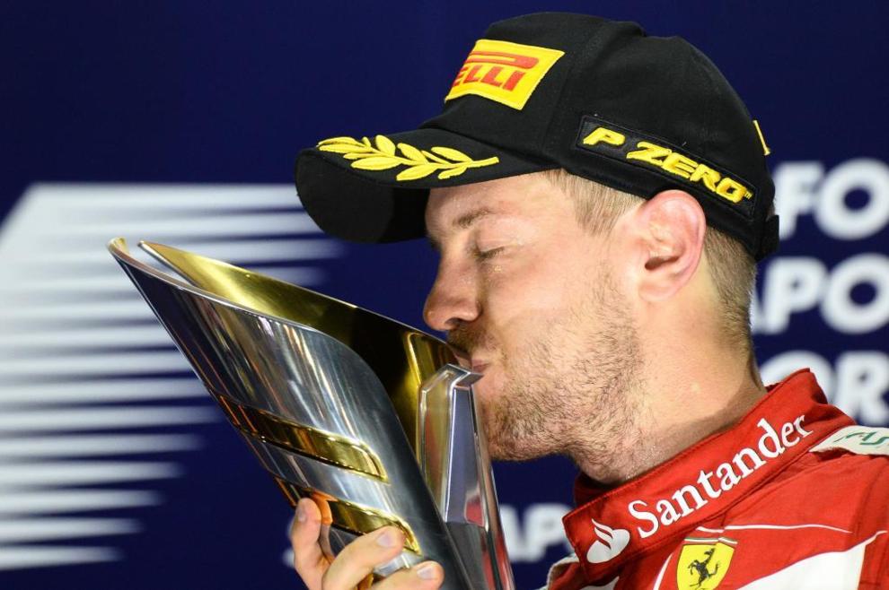Vettel se llev el trofeo en Singapur 2015