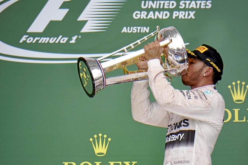 Hamilton bebiendo de su trofeo en el GP de Estados Unidos en 2015