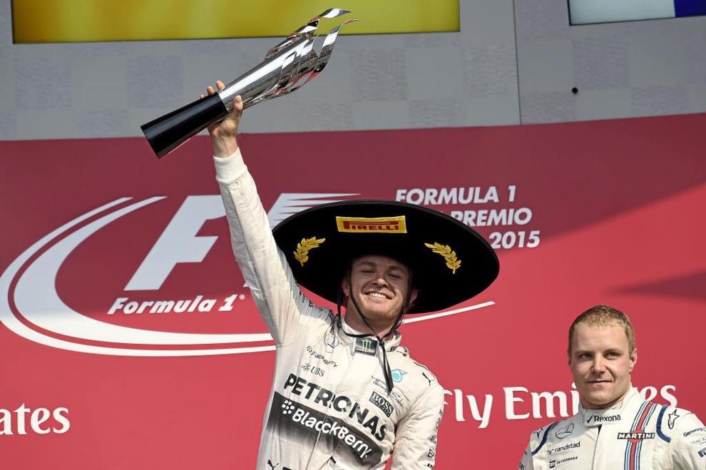 Nico Rosberg, sombrero incluido, levanta el trofeo en Mxico 2015