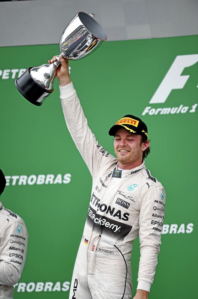 Nico Rosberg alza su copa en Brasil 2015