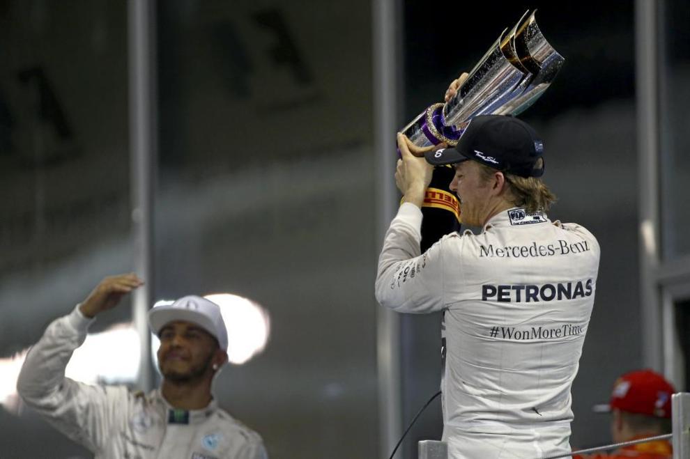 Nico Rosberg alzando su trofeo en Abu Dhabi 2015