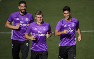 Casilla, Kroos y Asensio, en el entrenamiento del Real Madrid.