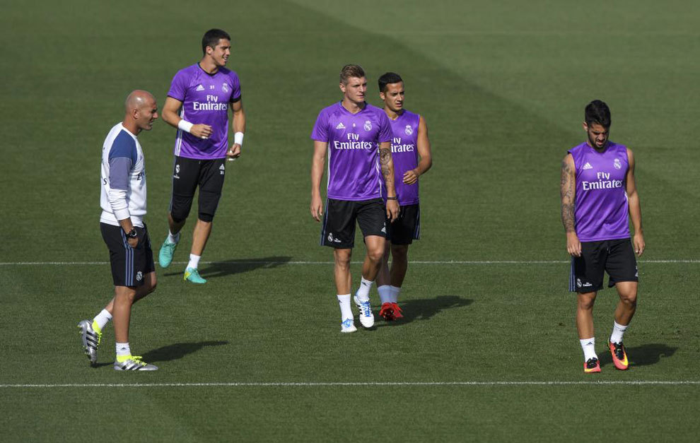 Isco, ante la atenta mirada de Zidane en el entrenamiento.