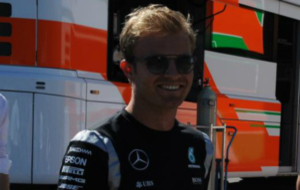 Rosberg sonre a su llegada al circuito belga