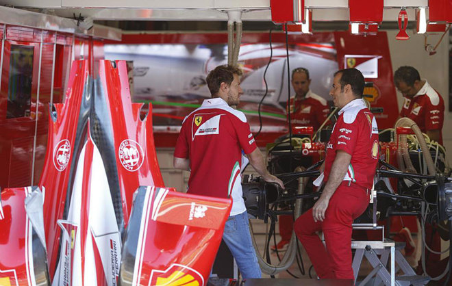 Vettel, en el &apos;box&apos; de Ferrari con su monoplaza desmontado.