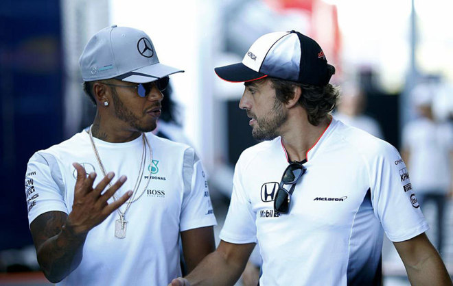 Hamilton y Alonso charlan en el circuito de Spa-Francorchamps.