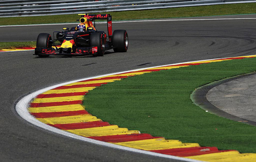 Verstappen pilota su Red Bull en Spa-Francorchamps.