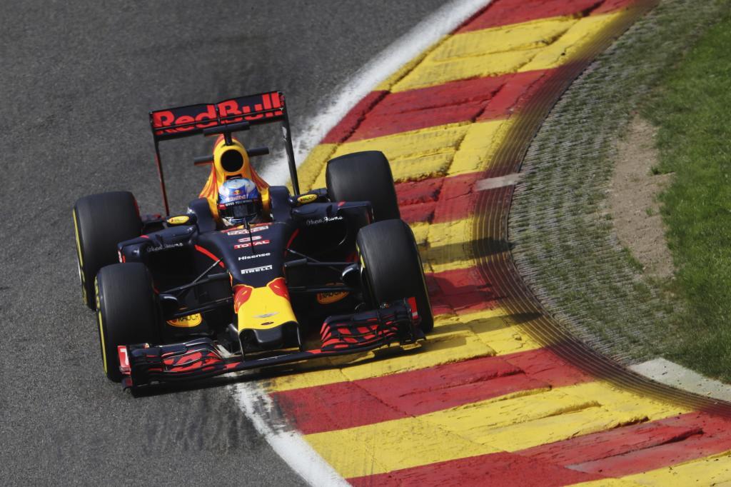 Ricciardo pilota su Red Bull en el Circuito de Spa.