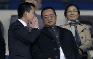 Chen Yansheng, con algunos de sus consejeros, en un partido en...